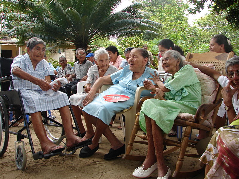 Ancianos del pueblo en un evento social