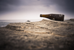 Botella en la arena