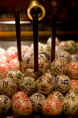 Bolas numeradas para jugar al bingo de la sala Canoe, Madrid