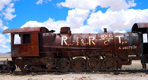 Ecuación de Einstein pintada sobre un viejo tren oxidado