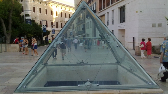 Pirámide de cristal