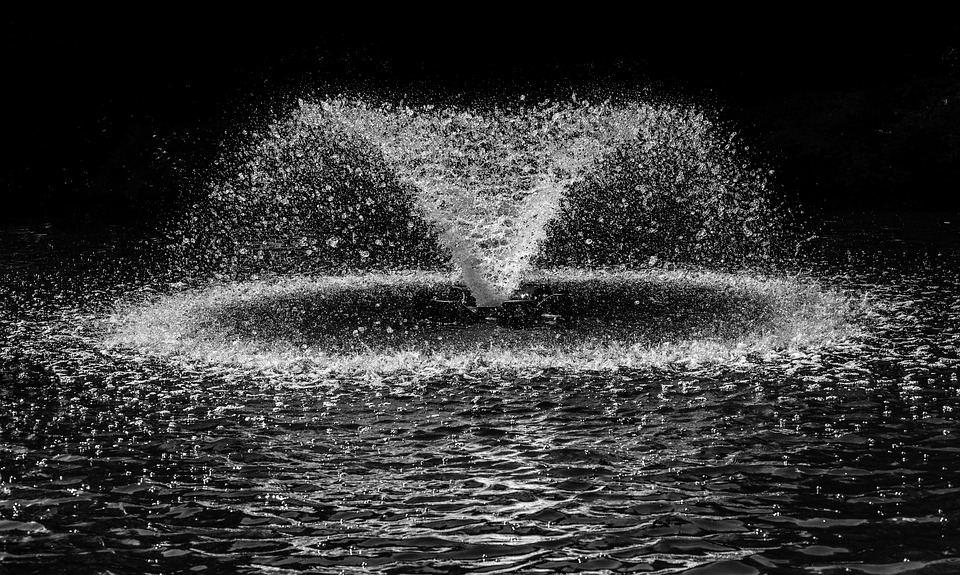 Las gotas de agua siguen una trayectoria parabólica en su movimiento bajo la acción de la fuerza de la gravedad