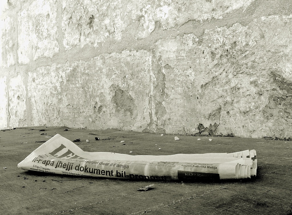 Hombre leyendo el periódico
