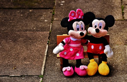 Mickey y Minnie abrazados