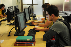 Estudiatnes ante los ordenadores en la Biblioteca de la Universidad de Milton.