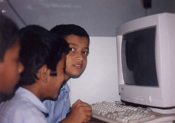 Niños en un aula de La India ante un ordenador