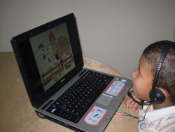 Niño viendo un video en un portátil