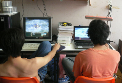Dos personas usando ordenadores