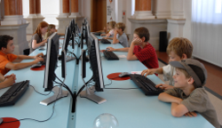 Grupo de niños en una sala de ordenadores