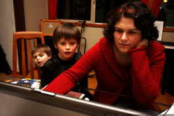 Madre con sus dos hijos consultando Internet