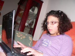Una niña consulta su portátil