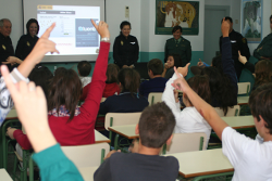 Imagen de una charla a escolares de Primaria por parte de varios agentes de las fuerzas de Seguridad.