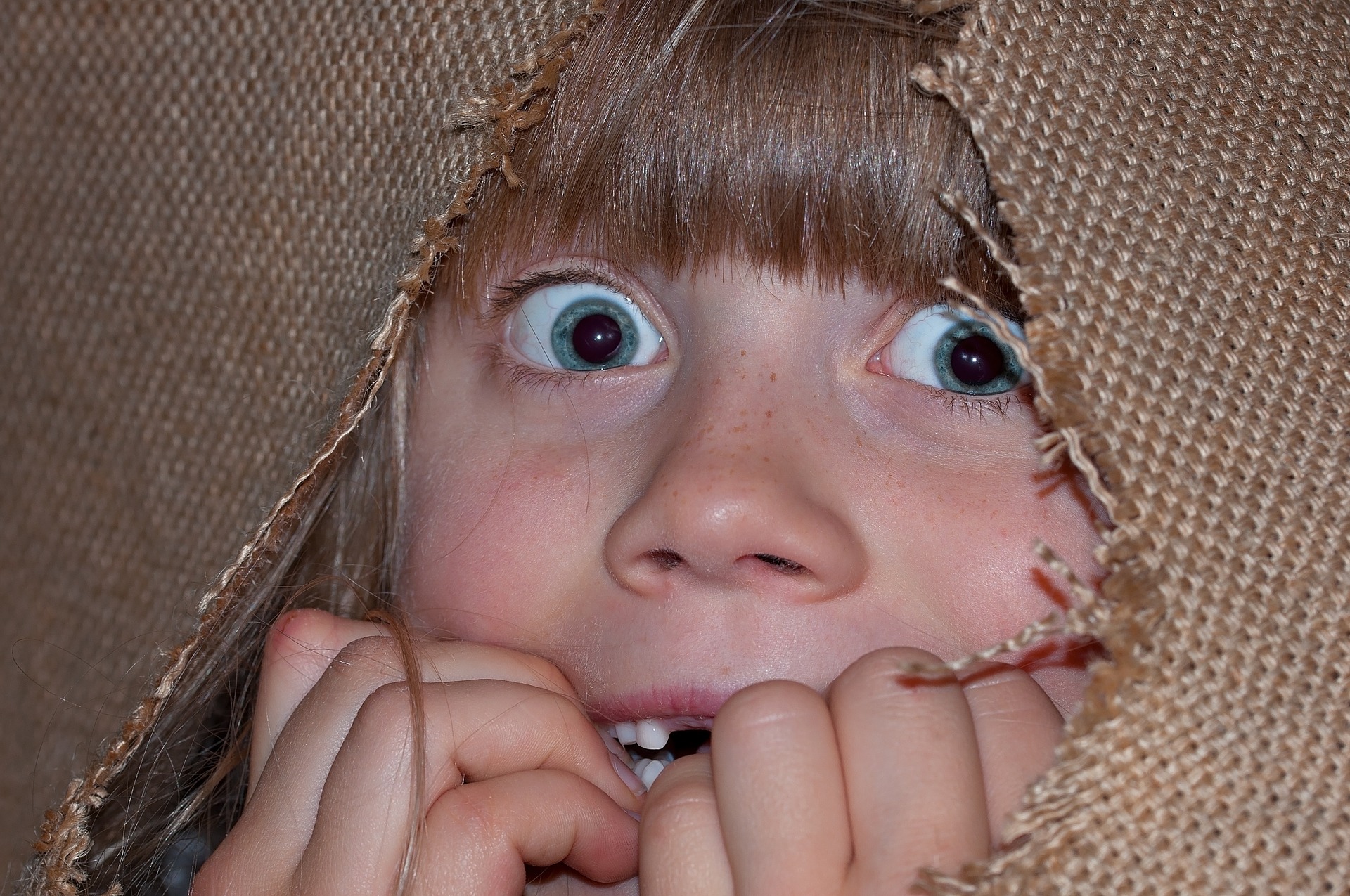 Una niña con cara de susto