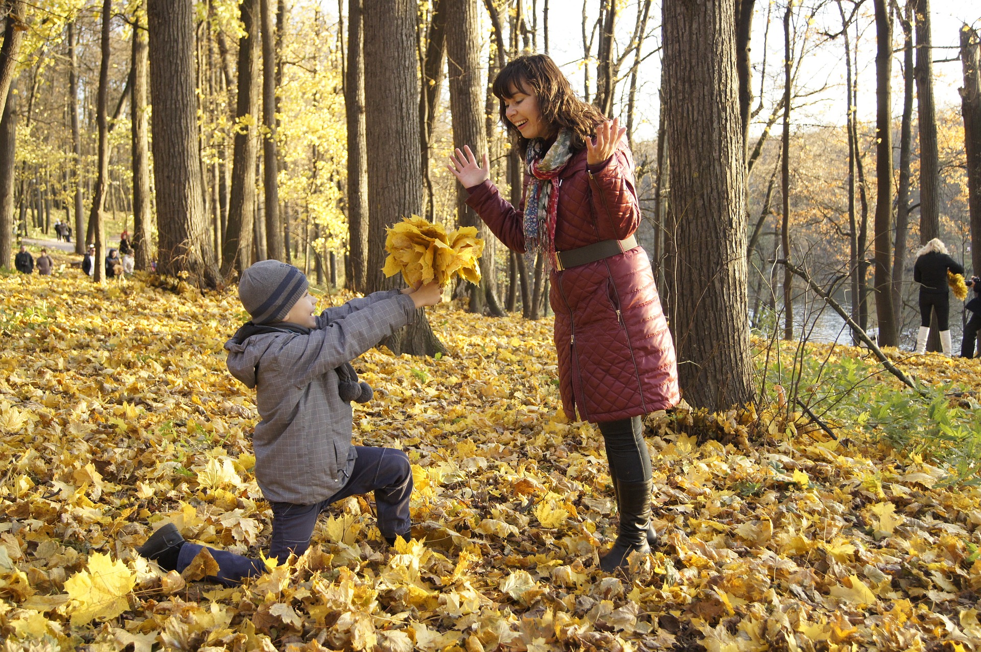 Un niño regala flores a su madre