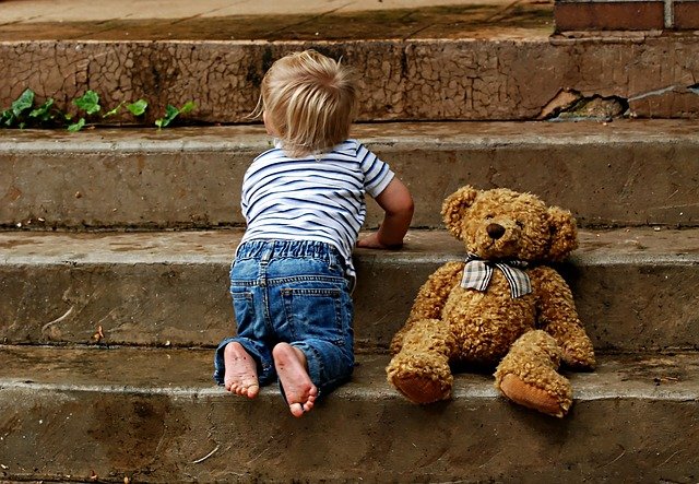 Niño subiendo escaleras