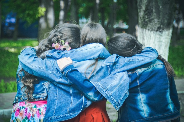 Amigas abrazadas