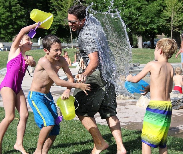 Niños jugando con agua