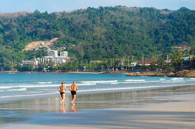 Ancianos corriendo por la playa