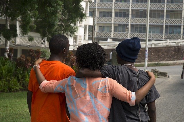 Abrazo de tres amigos Abrazo de tres amigos