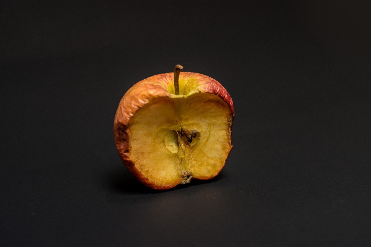 Manzana estropeada por exposición prolongada al oxígeno del aire