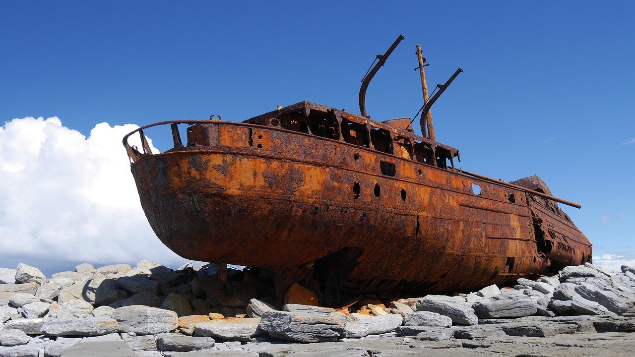 Barco oxidado varado en la playa