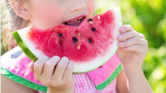 Niña comiendo sandía