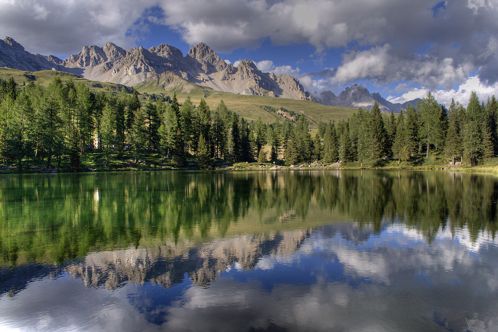 Paisaje de lago con montañas