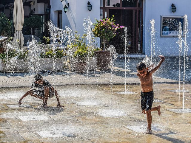 Niños refrescándose