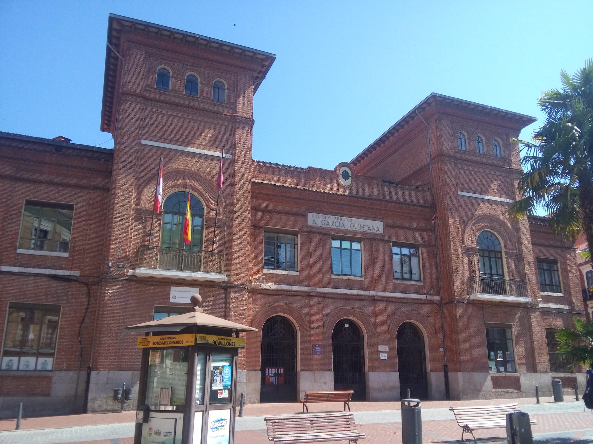 Fachada principal de un centro escolar