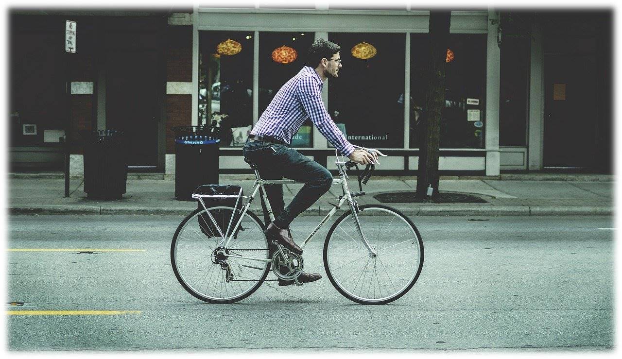 Hombre desplazándose en bicicleta.