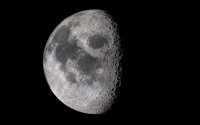 Imagen de la Luna decreciente con la sombra de sus cráteres