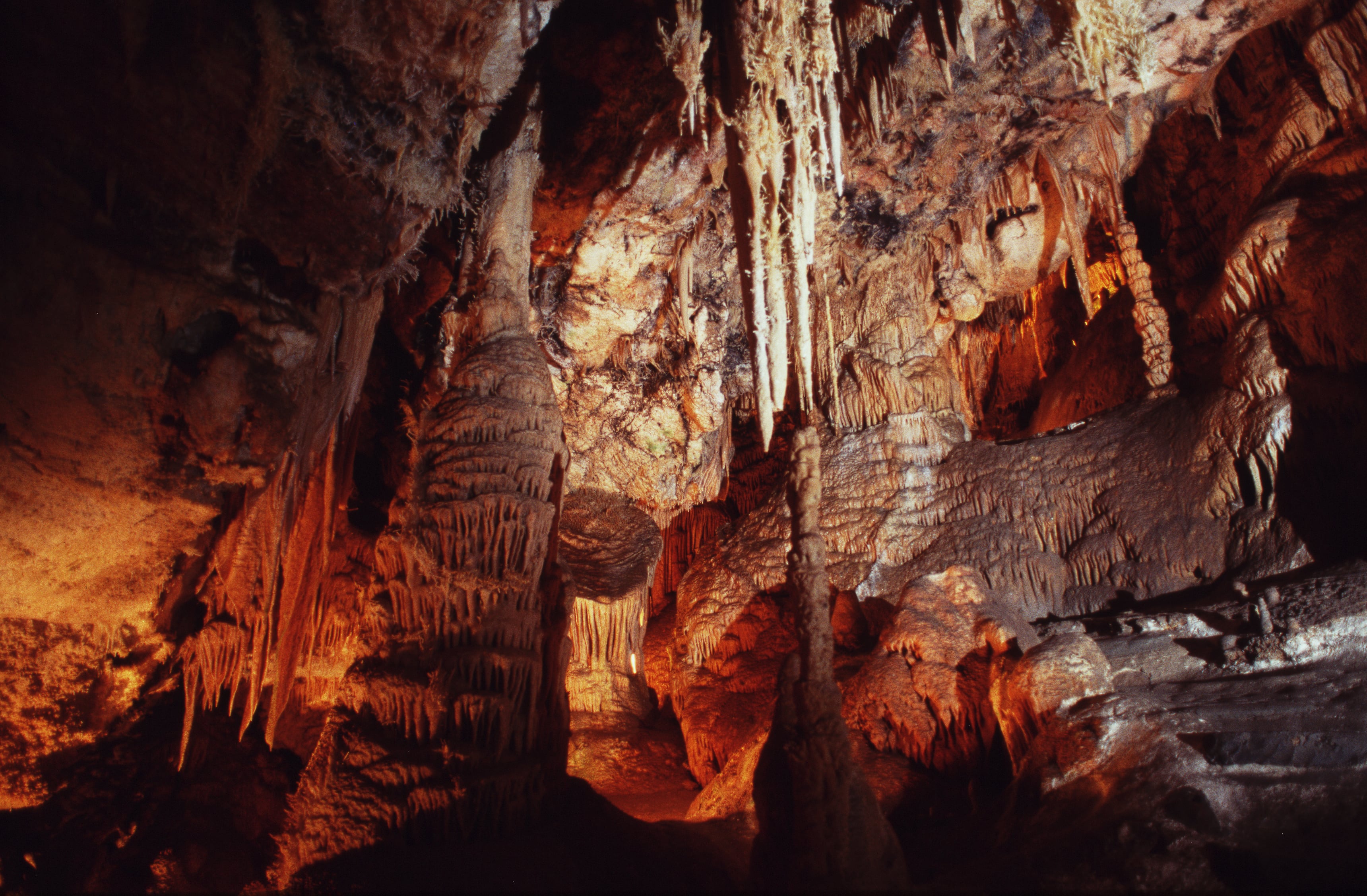 Estalactitas y estalagmitas en las Grutas de Cristal, Molinos, Teruel En la imagen podemos observar el interior de una cueva, con grandes estructuras de estalactitas y estalagmitas.