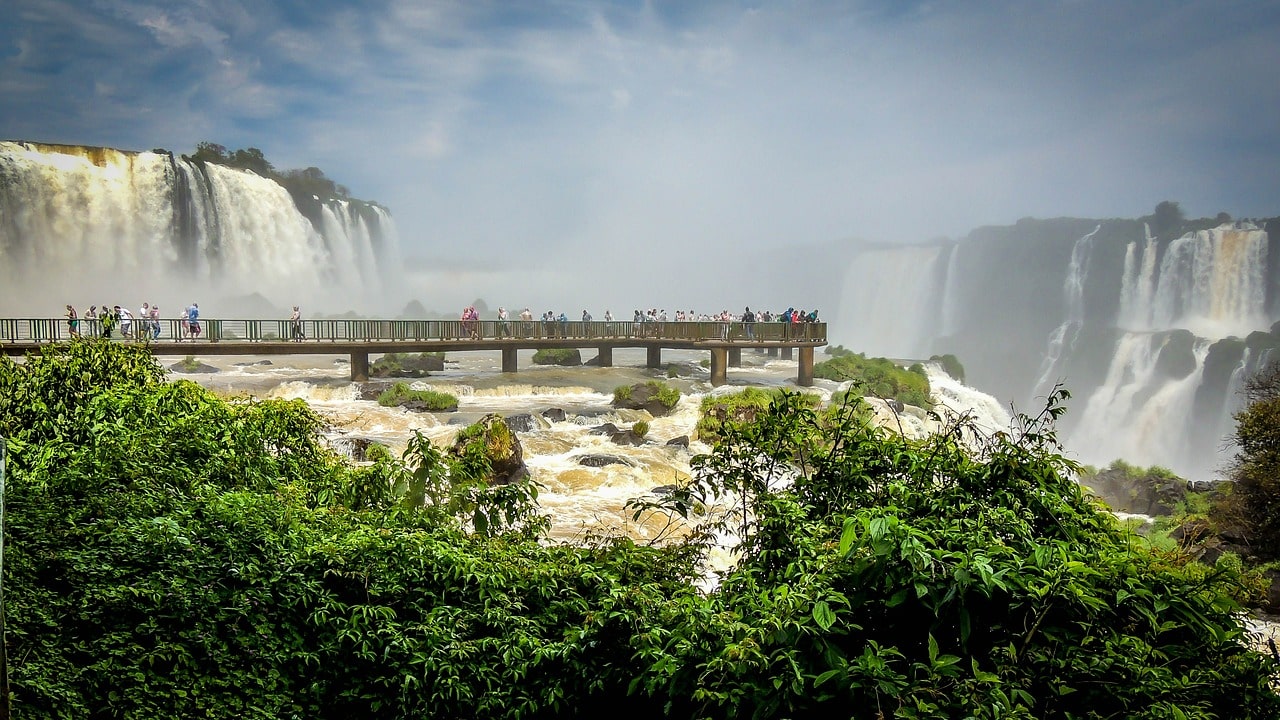 Desembocadura de Iguazú Imagen de las cascadas y paisajes naturales para el estudio de la hidrosfera.