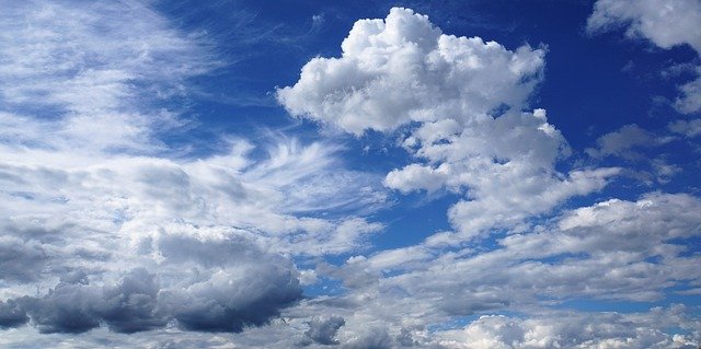 Cielo nublado En la imagen aparece un cielo repleto de cúmulos blancos.
