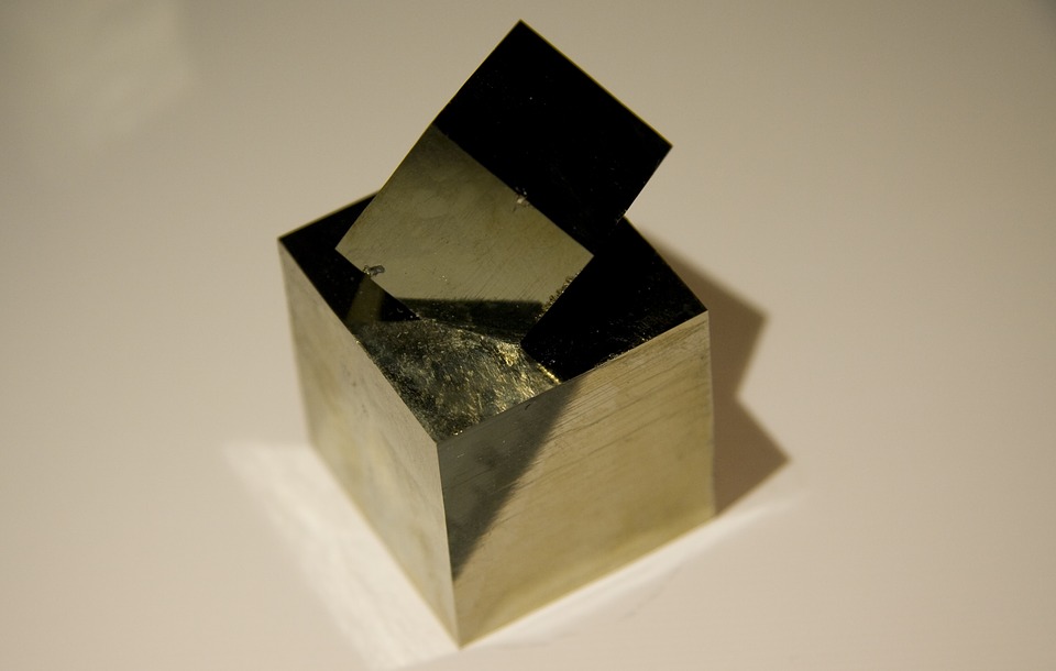 Mineral de pirita En la imagen aparece un mineral de pirita en corte.