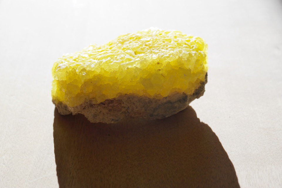 Mineral de azufre En la imagen aparece un mineral de azufre en corte.
