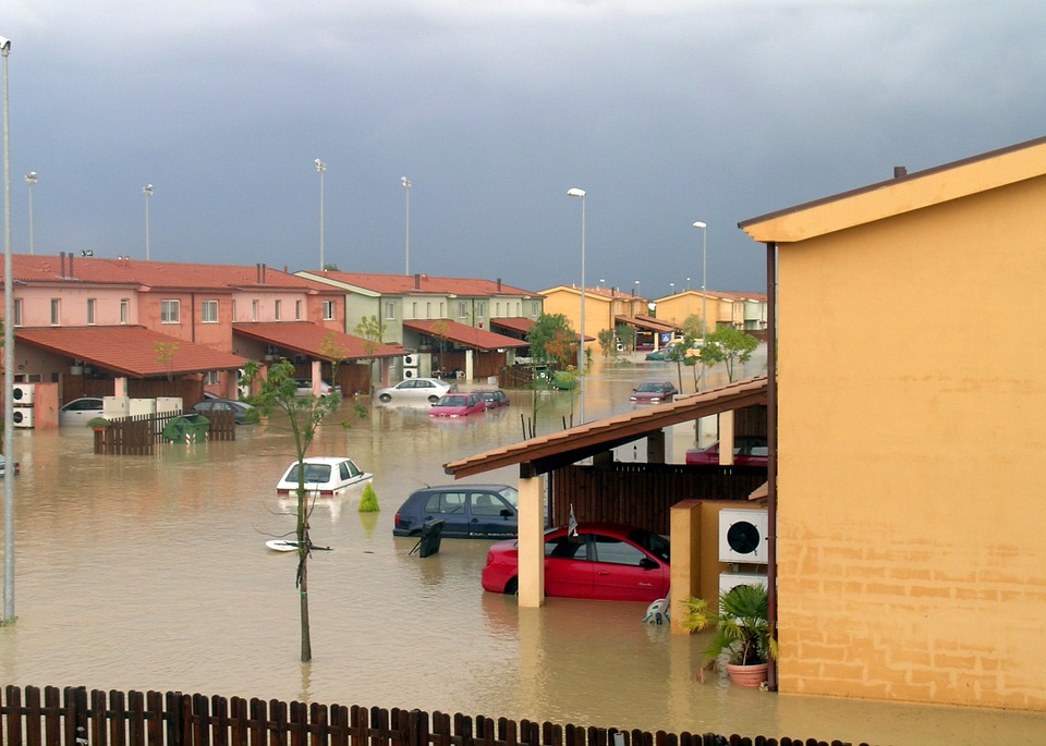 La inundación En la imagen aparece una localidad de casas bajas o chalet completamente inundada.