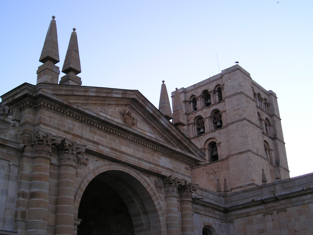 Vista parcial de la puerta y torre de la Catedral de Zamora