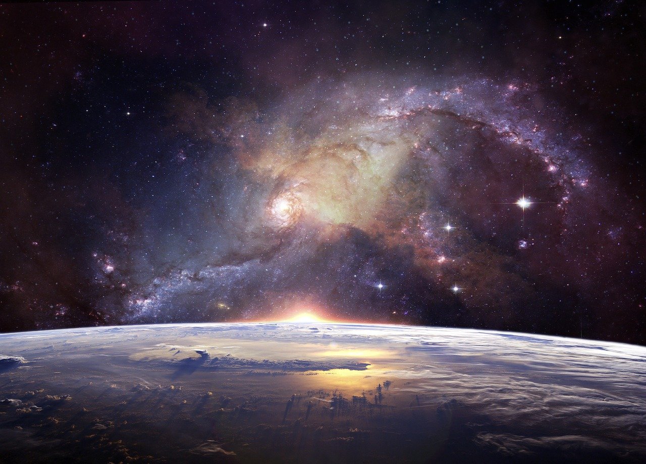 Galaxy En la imagen aparece una vista desde el espacio de la Tierra con varias estrellas o cuerpos celestes al fondo.