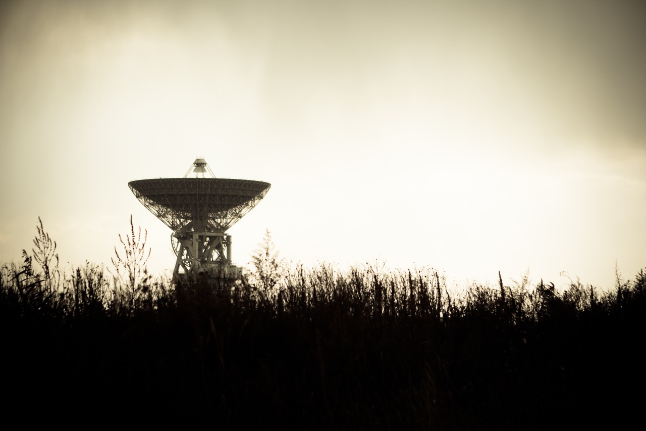 Telescopio de radio En la imagen aparece un campo con una antena de señales y estudio del espacio.