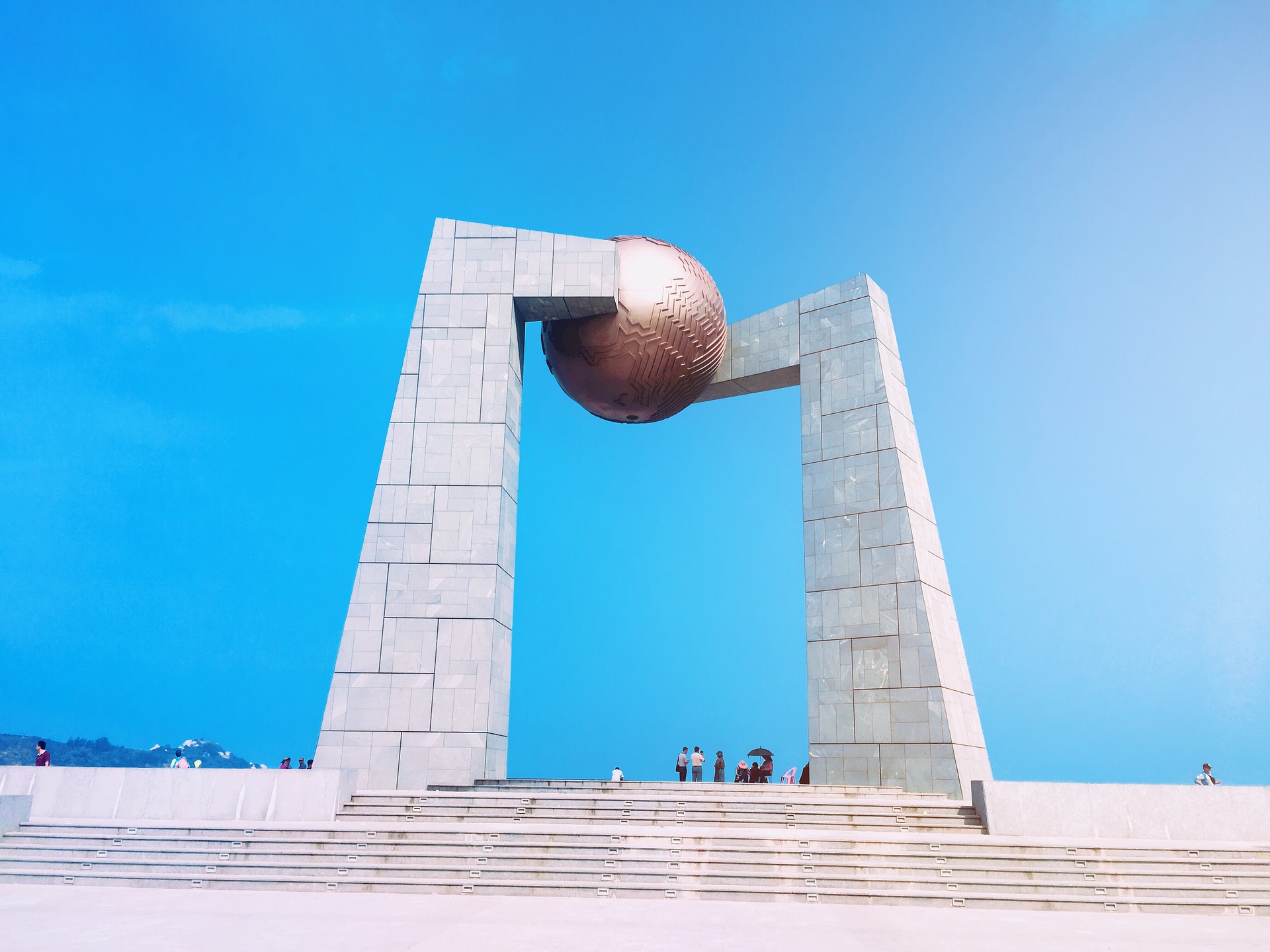 Imagen que representa una escultura situada en China a la altura del Trópico de Cáncer