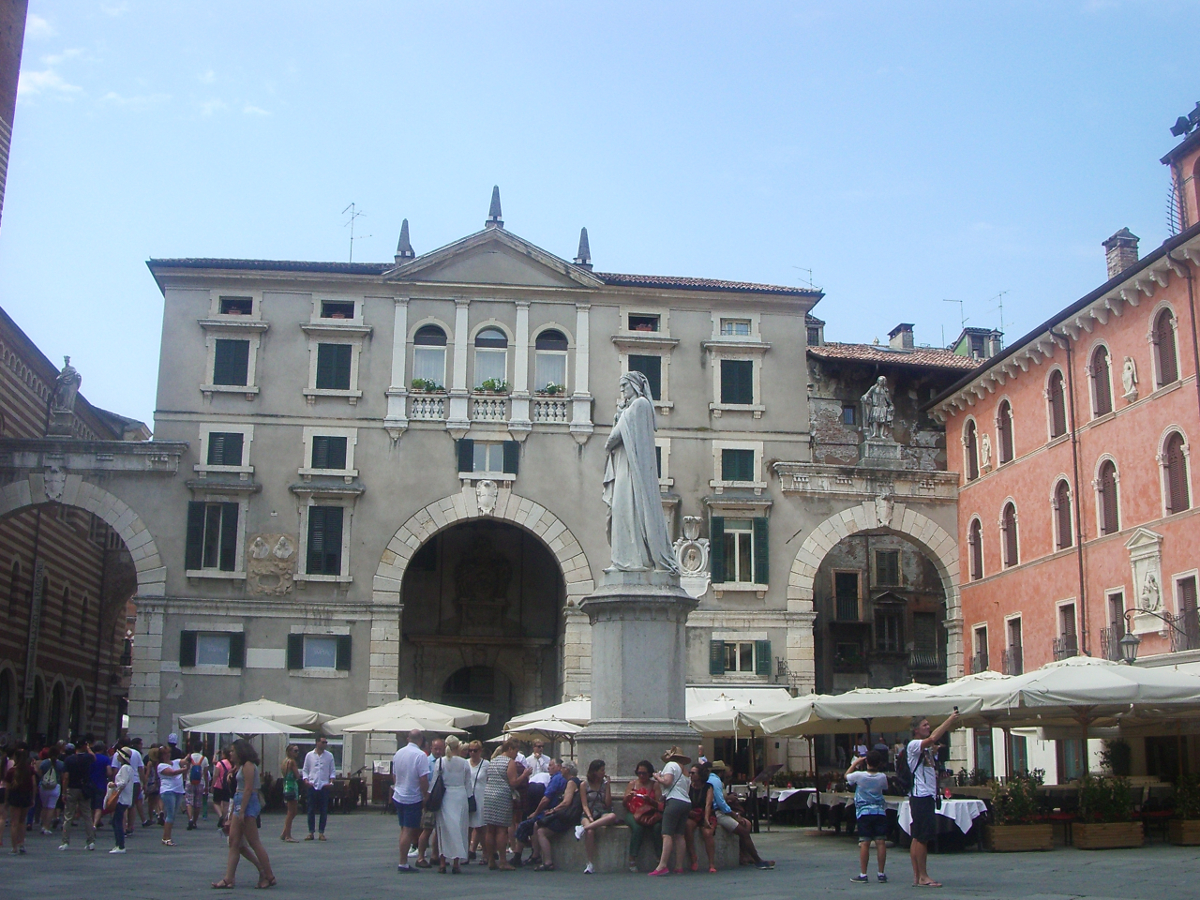 Plaza con estatua de Dante