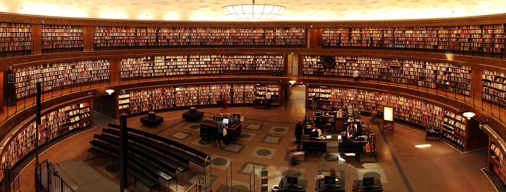 Biblioteca Estanterías de una biblioteca pública.