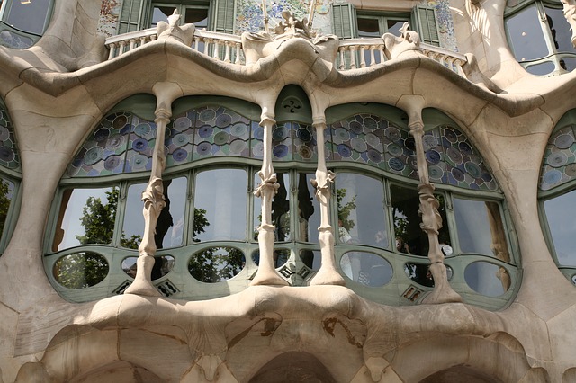 Ventana en vidriera de uno de los edificios creados por Gaudí.