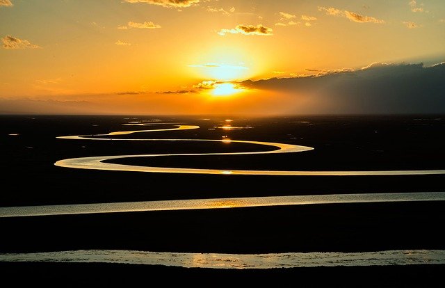 Fotografía de un río en una pradera. 