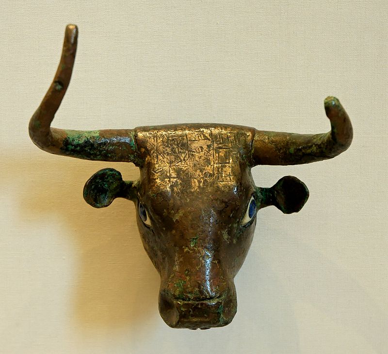 Cabeza de toro en cobre, con los ojos de nácar y lapislázuli III milenio a. C.