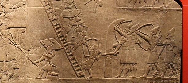 Fotografía de un detalle de un relieve donde se representan guerreros asirios.