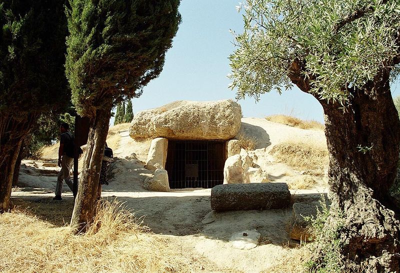 Fotografía de la entrada al Dolmen de Menga de Antequera, Málaga