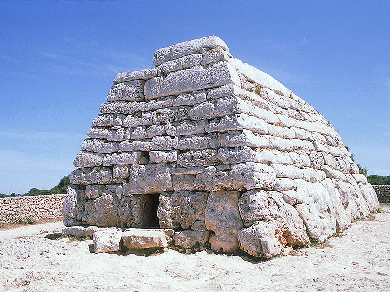 Fotografía del exterior de la Naveta des Tudons, Menorca