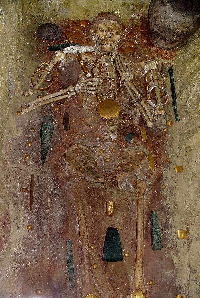 Ajuar funerario de oro de la tumba de la necrópolis de Varna (Bulgaria) La tumba de la necrópolis de Varna (Bulgaria), que data de 4600 a.C. con la joyería de oro más antiguo del mundo